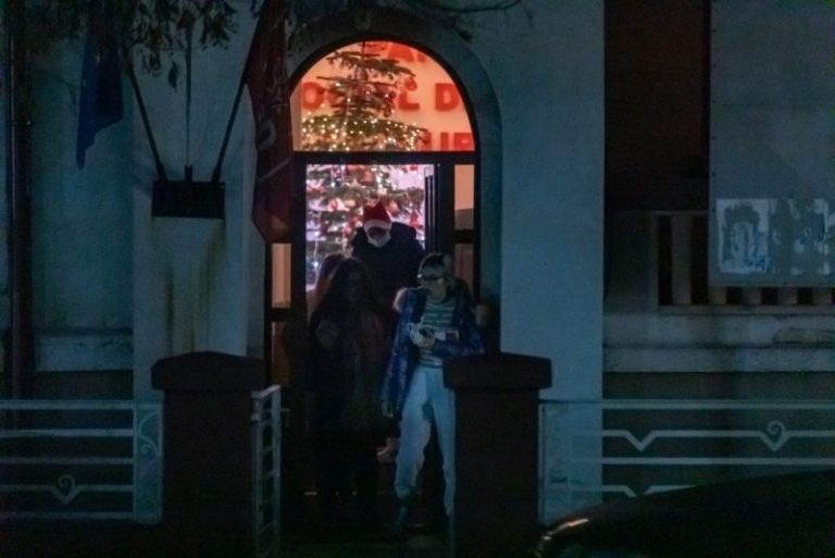 „Măsuri obligatorii”? Membrii unui partid au ținut o petrecere de Crăciun fără restricții