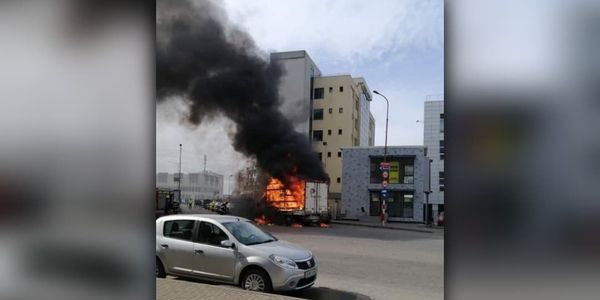 O autoutilitară a luat foc în zona Judecătoriei Fălticeni / Sursa foto: captură Facebook