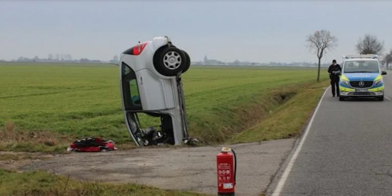 „Manevră nemțească”: o șoferiță de 81 de ani a intrat spectaculos cu mașina în șanț