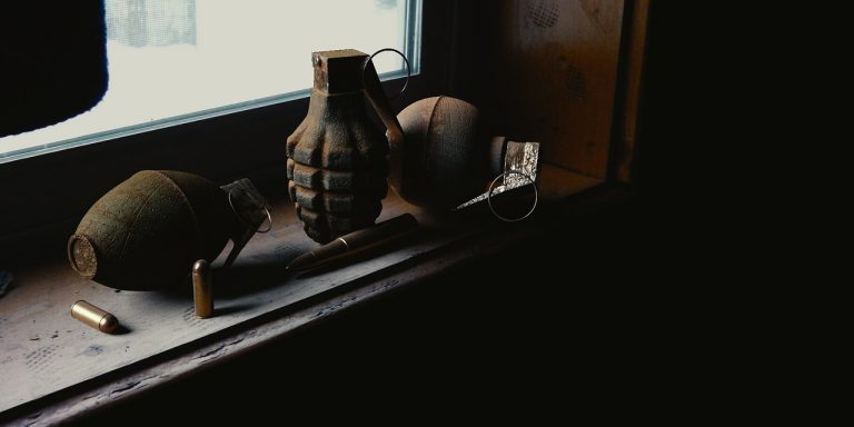 Grenadă din Al Doilea Război Mondial, găsită de un locatar la subsolul blocului său Grenadă din Al Doilea Război Mondial, găsită de un locatar la subsolul blocului său